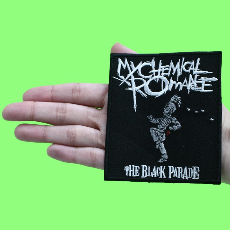 Pode incluir: Patch bordado em preto e branco com o texto "My Chemical Romance" e "The Black Parade". Uma figura de esqueleto branco est&aacute; no centro do patch.