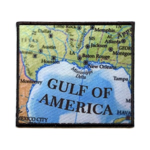 Puede incluir: Un parche de mapa azul y verde con el texto "GULF OF AMERICA" en negro. El mapa muestra el Golfo de México y los estados circundantes, incluidos Texas, Luisiana, Misisipi, Alabama, Florida y Georgia.