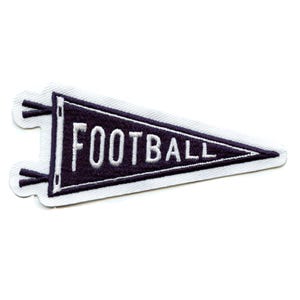 Op de afbeelding: Een marineblauwe en witte vlagvormige patch met het woord "FOOTBALL" in het wit geborduurd. De patch heeft een witte rand en zwarte kwastjes aan de bovenkant.