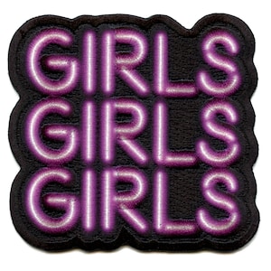 Może przedstawiać: Haftowana naszywka z napisem "GIRLS" w stylu neonowym, ułożonym w trzech rzędach. Litery są w jasnofioletowym kolorze z białym obrysem, na czarnym tle. Naszywka ma czarną obwódkę.