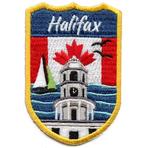 Peut inclure: Écusson brodé avec une bordure jaune, représentant une image stylisée d'Halifax, en Nouvelle-Écosse. L'écusson présente un voilier, une tour d'horloge, un drapeau canadien avec une feuille d'érable et le texte "Halifax".
