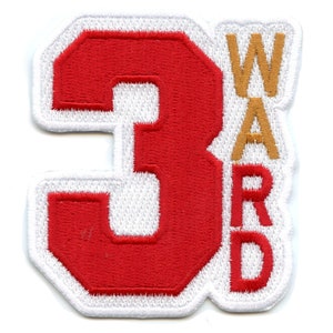 Könnte beinhalten: Roter und weißer gestickter Aufnäher mit der Nummer 3 und dem Wort "WARD" in goldenen Buchstaben.