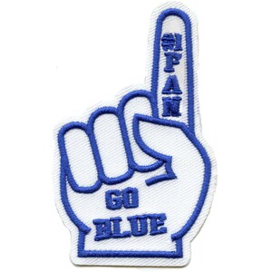 Pode incluir: Dedo de espuma branco com contorno azul e as palavras "Go Blue" e "#1 Fan" em azul.