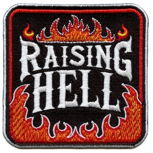 Puede incluir: Parche bordado negro con texto blanco que dice "Raising Hell" rodeado de llamas naranjas y rojas.