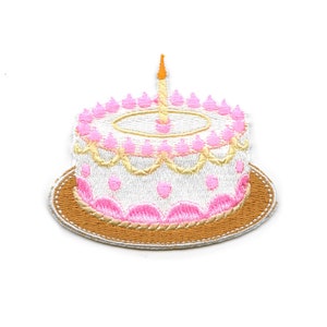 Peut inclure: Patch brodé thermocollant représentant un gâteau d'anniversaire rose et blanc avec une seule bougie allumée sur le dessus. Le gâteau est sur une assiette brune.