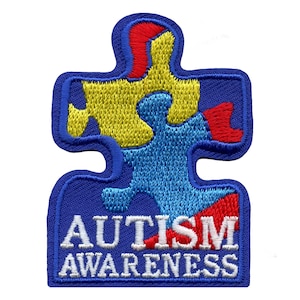 Peut inclure: Pièce de puzzle bleue avec des sections jaunes, rouges et bleu clair. Le texte "AUTISM AWARENESS" est brodé en blanc au bas du patch.