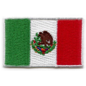 Puede incluir: Un parche bordado de la bandera mexicana. La bandera es verde, blanca y roja con el escudo de armas mexicano en el centro.