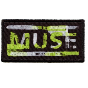 Puede incluir: Un parche tejido negro y blanco con la palabra "MUSE" en letras verdes y blancas.