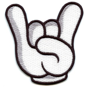 Puede incluir: Parche blanco bordado de una mano haciendo el gesto de rock and roll. La mano está delineada en negro.