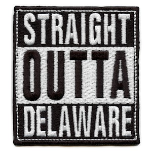 以下が含まれることがあります： 「STRAIGHT OUTTA DELAWARE」というテキストが書かれた黒と白の刺繍パッチ。