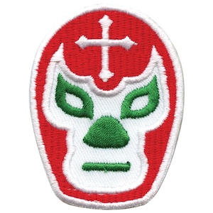 Może przedstawiać: Czerwono-biała haftowana maska do wrestlingu z zielonym wzorem czaszki i skrzyżowanych kości.