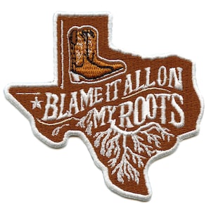 Può includere: Toppa ricamata marrone a forma dello stato del Texas con contorno bianco. La toppa presenta uno stivale da cowboy, una stella e il testo "Blame it all on my roots".