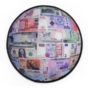 Peut inclure: Un patch rond avec un collage de différents billets de banque du monde entier. Les billets sont de différentes couleurs et de différentes coupures, notamment des dollars américains, des euros et des livres sud-soudanaises.