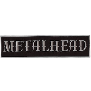 Peut inclure: Écusson brodé noir et blanc avec le mot "METALHEAD" dans une police gothique.