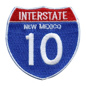 Può includere: Segnale stradale interstatale blu e rosso con il numero 10 e il testo "INTERSTATE NEW MEXICO".