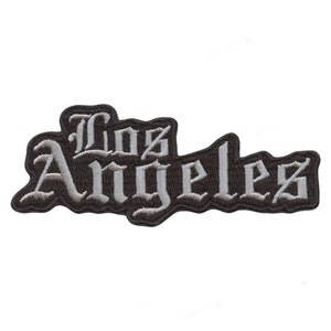 Peut inclure: Patch brodé noir avec inscription blanche en lettres stylisées "Los Angeles".