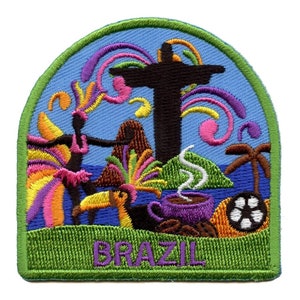 以下が含まれることがあります： カラフルなデザインが刺繍されたパッチ。  パッチには、オニオオハシ、ピンクのスカートとカラフルな羽根をつけた女性、蒸気を立てているコーヒーカップ、リオデジャネイロのキリスト像が描かれています。 パッチは緑色の縁取りがされており、紫色の文字で「BRAZIL」と書かれています。