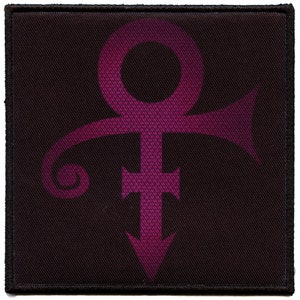 Könnte beinhalten: Ein lila und pinkfarbener Prince-Symbol-Patch. Das Symbol ist ein stilisiertes Glyph mit einem Kreis oben, einer nach links verlaufenden geschwungenen Linie und einer kreuzförmigen Figur unten.
