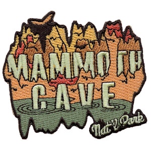 Puede incluir: Un parche bordado con las palabras "Mammoth Cave Nat'l Park" en una fuente estilizada. El parche está en tonos de marrón, verde y naranja, y representa una entrada de cueva con agua que fluye.