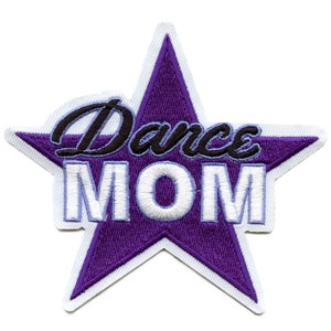 Può includere: Toppa a forma di stella viola con contorno bianco e il testo "Dance MOM" in lettere bianche e nere.