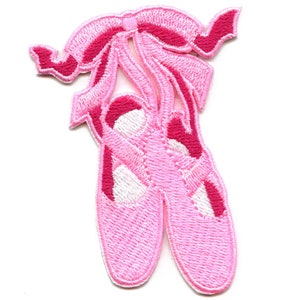 Könnte beinhalten: Rosa Ballettschuhe mit einer rosa Schleife. Die Schuhe sind mit weißen Details bestickt.