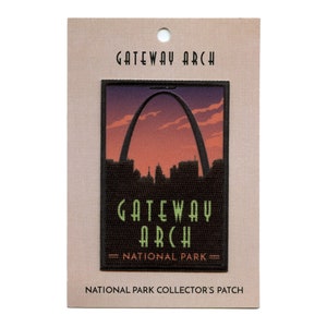 Puede incluir: Un parche marrón y negro con una imagen bordada del Arco Gateway en St. Louis, Missouri. El texto "Gateway Arch National Park" está bordado en verde en el parche.