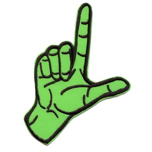 Könnte beinhalten: Grüner Filz-Patch mit schwarzem Umriss einer Hand, die das 'L'-Zeichen macht.