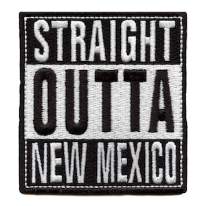Può includere: Toppa ricamata con la scritta "STRAIGHT OUTTA NEW MEXICO" in bianco su sfondo rettangolare bianco e nero. La toppa ha un bordo nero ed è progettata per essere cucita su abiti o accessori.