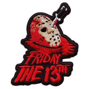 Könnte beinhalten: Gestickter Aufnäher mit einer rot-weißen Hockeymaske, aus der ein blutiges Messer ragt. Der Text "FRIDAY THE 13TH" ist in Rot auf schwarzem Hintergrund gestickt.