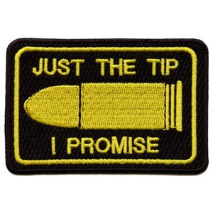 Puede incluir: Un parche bordado negro y amarillo con el texto "Just the tip I promise" y una ilustración de bala amarilla.