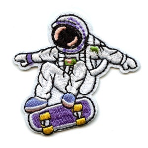Op de afbeelding: Een geborduurde patch van een astronaut in een wit ruimtepak en een paarse helm die skateboardt op een paars skateboard met gele wielen.