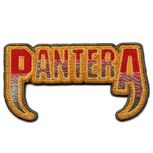 Könnte beinhalten: Ein gestickter Aufnäher mit dem Wort "PANTERA" in einer stilisierten Schriftart, in Gelb und Rot.