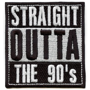 Op de afbeelding: Zwart en wit geborduurd patch met de tekst "STRAIGHT OUTTA THE 90'S".