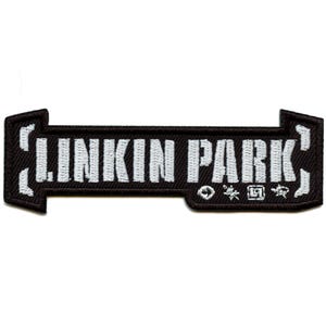 Op de afbeelding: Zwart-witte geborduurde patch met de tekst "LINKIN PARK" in wit op een zwarte achtergrond. De patch is gevormd als een straatnaambord met pijlen aan beide kanten. Er zijn kleine symbolen in de rechterbenedenhoek van de patch.