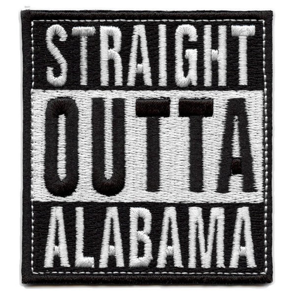 Op de afbeelding: Zwart en wit geborduurd patch met de tekst "Straight Outta Alabama".