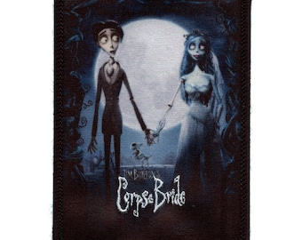 Puede incluir: Un parche bordado en blanco y negro que representa una escena de la película "La novia cadáver" de Tim Burton. El parche muestra a una novia esquelética y un novio tomándose de la mano frente a una luna llena.