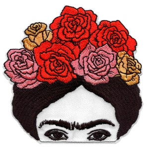Könnte beinhalten: Gestickter Aufnäher mit einem stilisierten Porträt von Frida Kahlo, die eine Krone aus bunten Rosen trägt. Der Aufnäher ist perfekt, um Kleidung, Taschen oder anderen Accessoires einen Hauch von Kunst und Persönlichkeit zu verleihen.