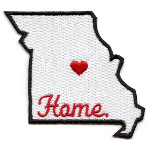 Puede incluir: Parche bordado con la forma del estado de Misuri con un corazón rojo en el centro y la palabra "Home" en letras rojas cursivas.