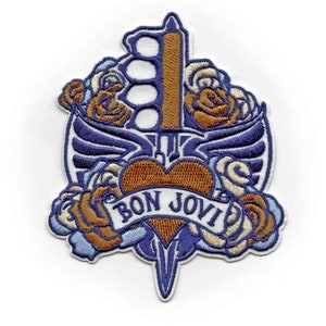 Op de afbeelding: Geborduurde patch met een hart-, dolk- en rozendesign in blauw, bruin en wit. De patch bevat de tekst "BON JOVI" op een banner. De patch heeft een witte rand.