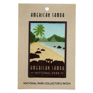 Op de afbeelding: Geborduurde patch met een strandscène met een palmboom, bergen en oceaan. De patch heeft een bruine rand en de woorden "AMERICAN SAMOA NATIONAL PARK" onderaan. Het is bevestigd aan een beige kaart met de tekst "NATIONAL PARK COLLECTOR'S PATCH".