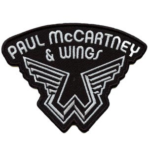 Puede incluir: Parche bordado en blanco y negro con el texto "Paul McCartney & Wings" en fuente blanca. El parche presenta un diseño de ala estilizado.
