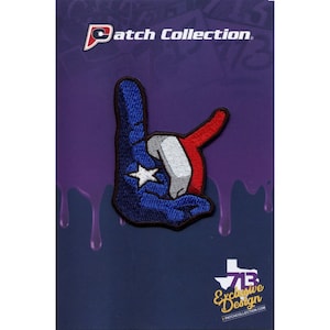 Puede incluir: Un parche bordado azul, rojo y blanco de una mano haciendo el gesto "hook 'em horns" con el diseño de la bandera de Texas. El parche está sobre un fondo morado con el texto "Patch Collection" y "713 Exclusive Design" en la tarjeta.
