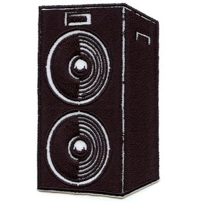 Puede incluir: Un parche bordado de un altavoz con dos altavoces grandes, en blanco y negro.