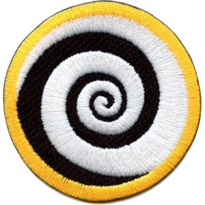 Puede incluir: Parche circular bordado con un diseño en espiral. Tiene un borde amarillo, seguido de un patrón en espiral blanco, negro y blanco. El diseño está centrado y detallado, adecuado para ropa o accesorios.