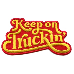 Puede incluir: Parche bordado rojo con letras amarillas que dice "Keep on Truckin'"