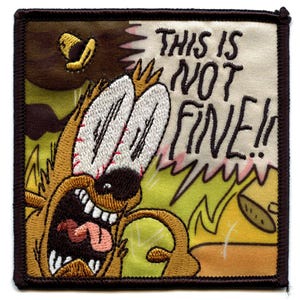 Può includere: Un personaggio dei cartoni animati marrone con occhi grandi e una bocca spalancata sta urlando. Il personaggio è circondato da uno sfondo giallo e marrone con il testo "This is not fine!" in un fumetto.