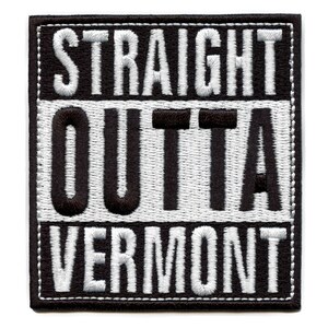 Könnte beinhalten: Schwarzer und weißer gestickter Aufnäher mit dem Text "Straight Outta Vermont".