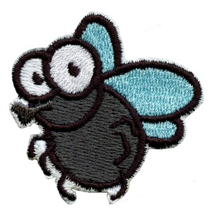 Op de afbeelding: Geborduurde strijkpatch van een cartoonvlieg met grote ogen, een zwart lichaam en blauwe vleugels.