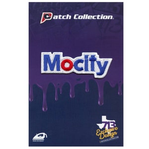 Puede incluir: Un parche para planchar con el logotipo de MoCity en azul y blanco con un círculo rojo. El parche está sobre un fondo morado con pintura goteando. El texto "Patch Collection" está en la parte superior de la imagen. El texto "Exclusive Design" está en la parte inferior de la imagen.