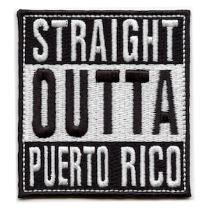 Può includere: Toppa ricamata con le parole "STRAIGHT OUTTA PUERTO RICO" in bianco su sfondo bianco e nero. La toppa ha una forma rettangolare con un bordo bianco cucito.